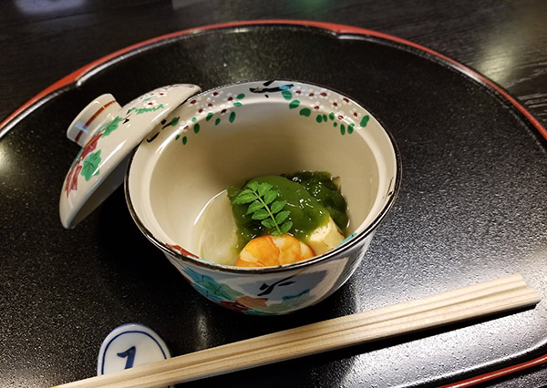 抹茶のゼリーソースがかかった、季節の炊き合わせ