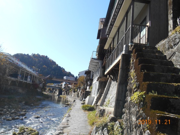 足助川沿いの石垣と石組み階段と家並み