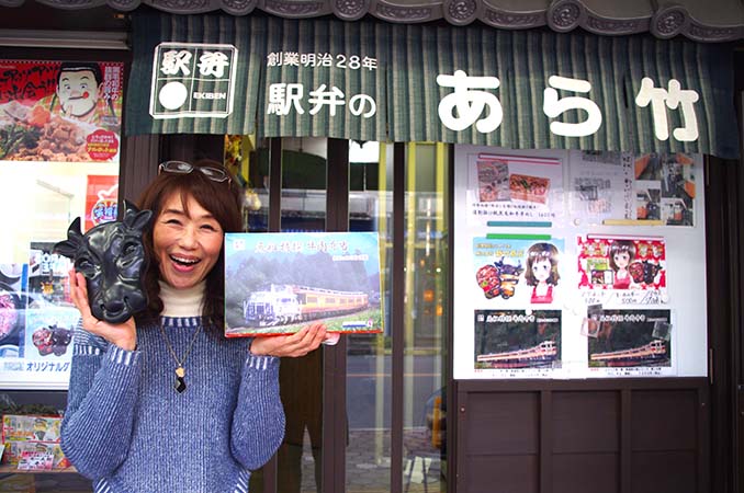 あら竹社長と「モー太郎弁当」。こちらの駅弁もオススメ