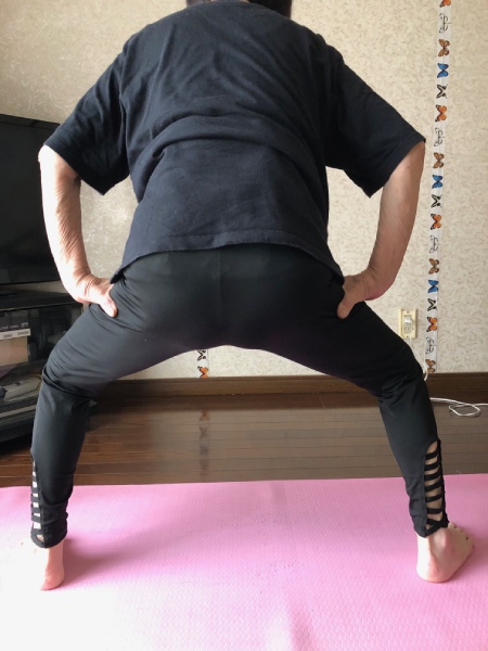 スクワット 両足先が膝から出ないように気を付けています。