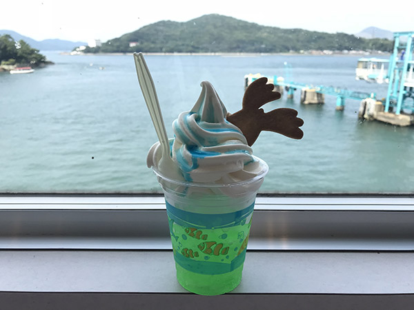 トドのダイビングフロート、ソーダ水の上にソフトクリーム