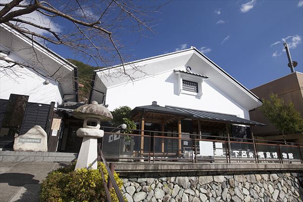 白壁が印象的な「下呂発 温泉博物館」。温泉を科学と文化の両面から紹介する施設