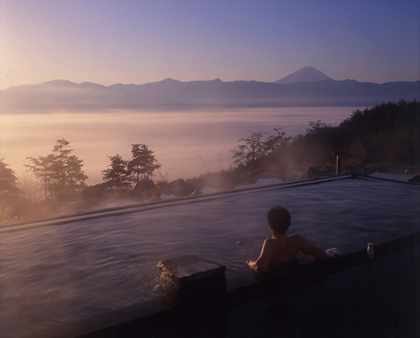 日の出風呂を楽しむならあっちの湯。運がよければ雲海も
