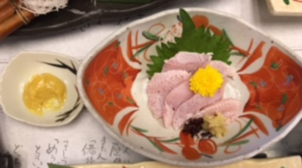 サメの湯引き(表面が締まっていてこれも美味しかった!)