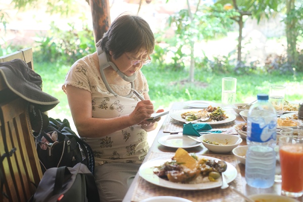 スリランカカレーにもトライ。でも食べる前にスケッチ。