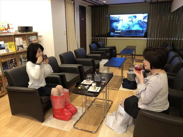 足湯のお湯をお好みで選べるカフェ