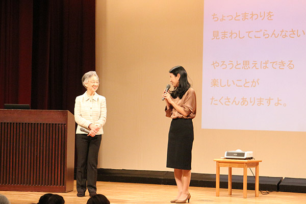 ハルメクのイベントで講演する食野雅子さん
