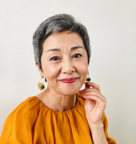 池田さんグレイヘアファッションビビッド
