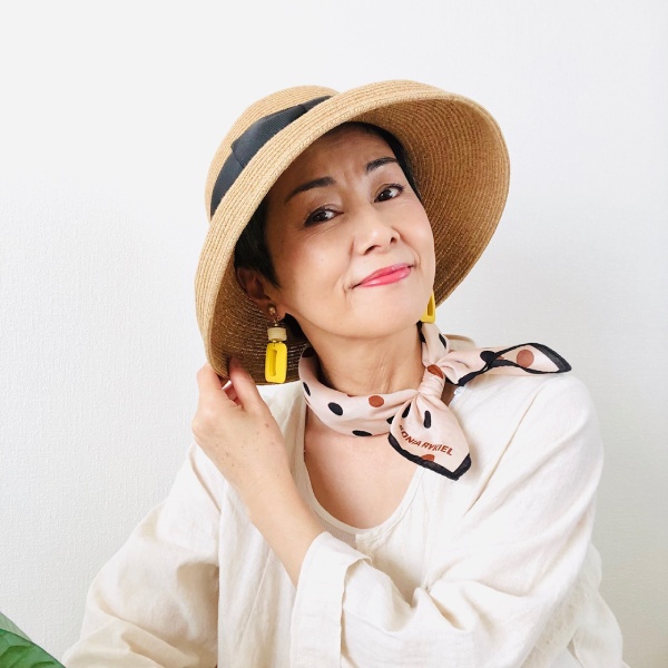 池田さんグレイヘアファッションスカーフ