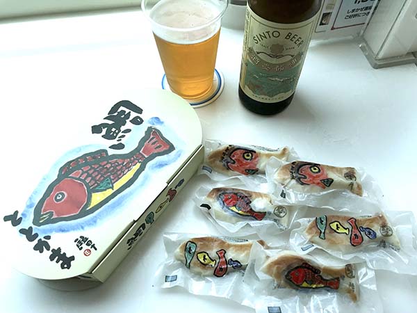 カフェ車両で神都ビール(伊勢)と、ととかま(笹かまぼこ)を