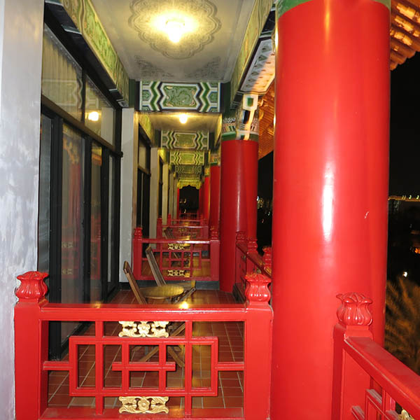 圓山大飯店 部屋のバルコニーから隣を見る