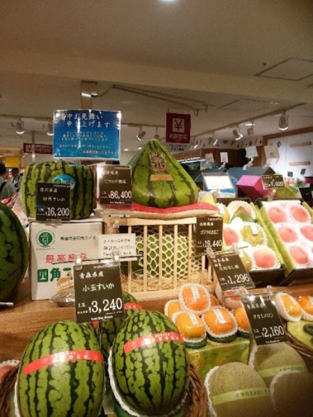 大阪の果物店 三角のスイカにびっくり!