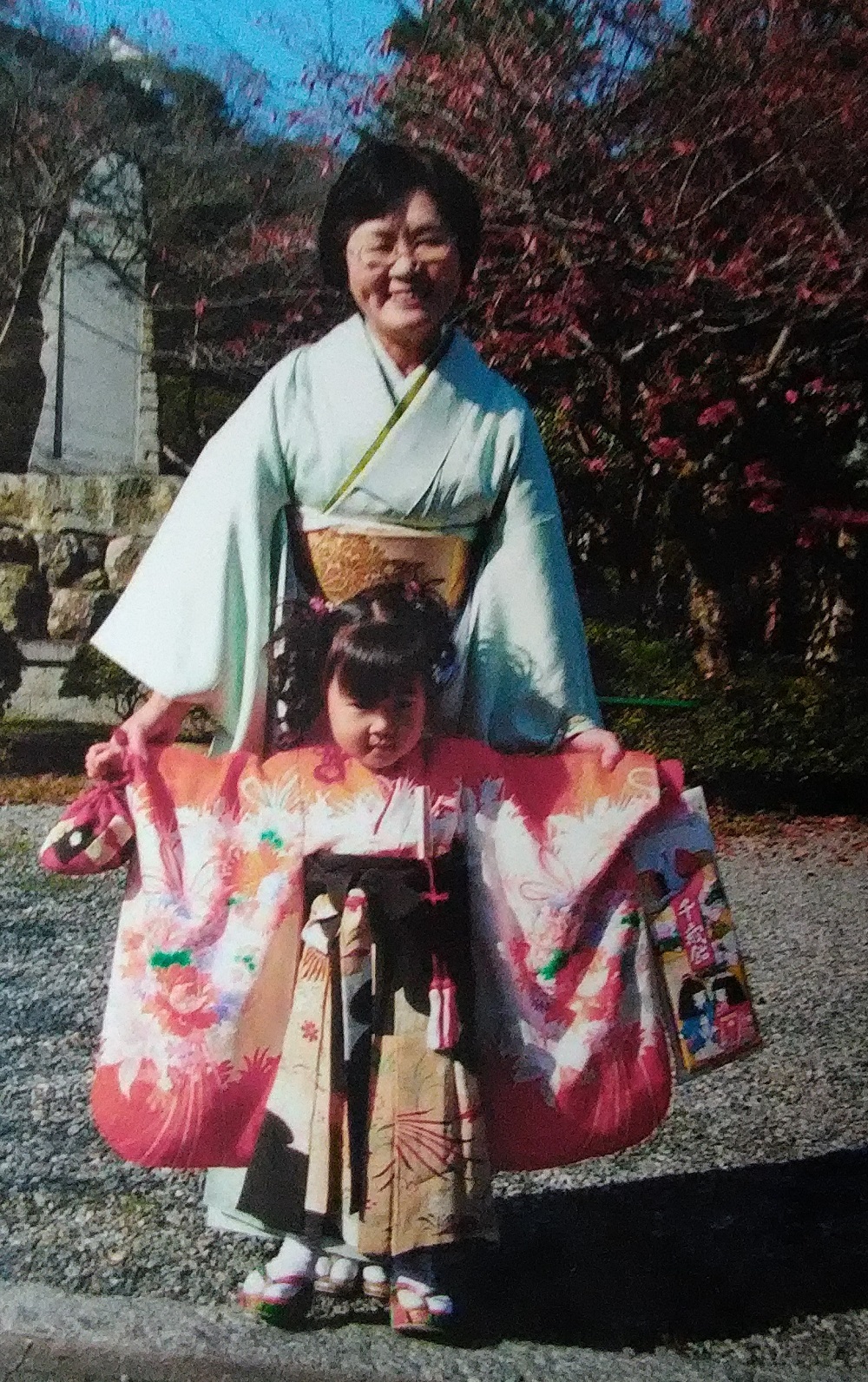 孫の三歳の七五三です。一つ身の上前にシミがありました。そこで大叔母の留袖で袴を作り、 シミを隠しました