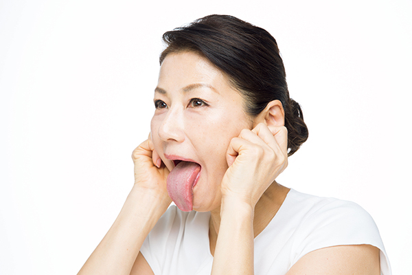 大きく口を開け、「べー」と舌を出します。