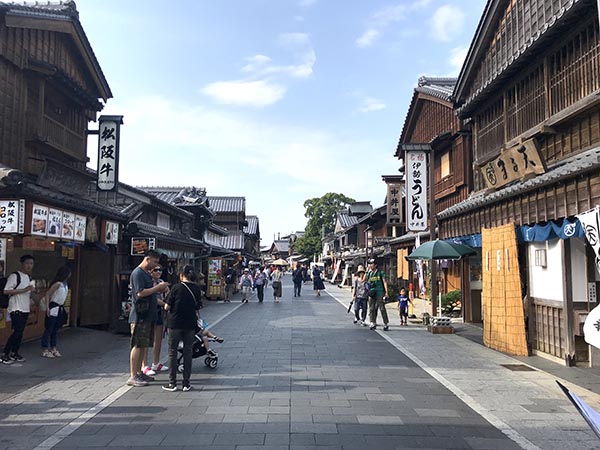 (15-写真・飲食店や土産物屋さんでにぎわうおはらい町通り)