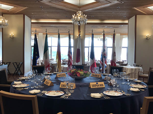 実際に各国首脳との会食に使われた円卓