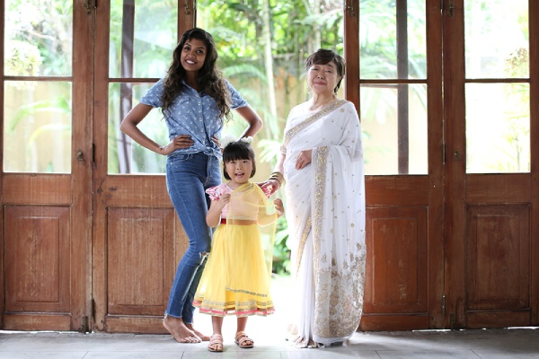 旅の最終日、私たちが経営する写真館で民族衣装を着て記念写真。左はヘアメイク担当ス タッフ。