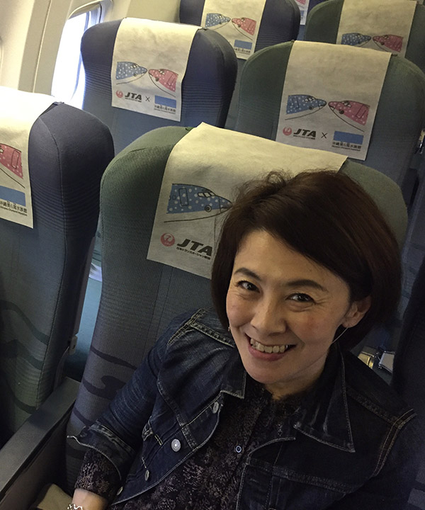 石垣島へ向かう機内にて。ワクワクする瞬間です。