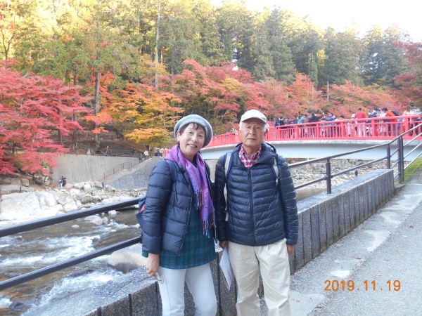 香嵐渓の紅葉をバックに