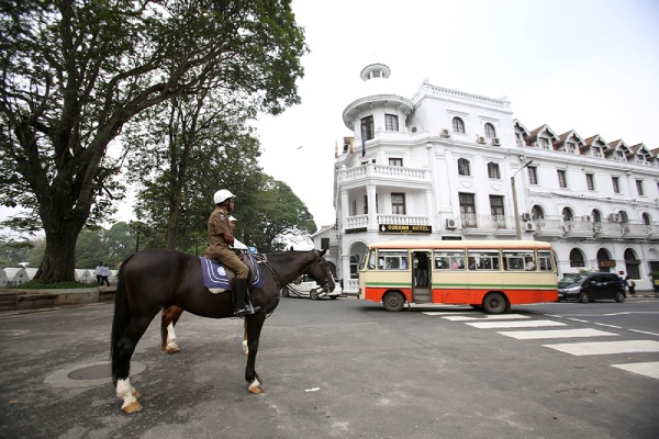 宿泊したクイーンズホテルの前で馬に乗った警官が交通整理