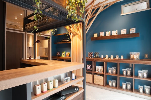 「Natural muscle」三軒茶屋店は、東急田園都市線三軒茶屋駅から徒歩数分の世田谷通り沿いにある