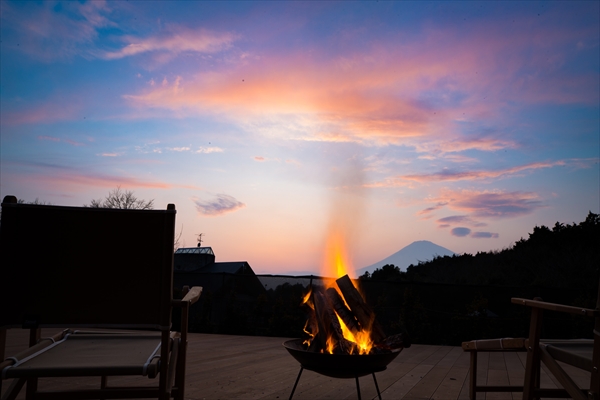 全キャビンから富士山が眺められる。夕闇迫る頃、ますますテンションがアップする