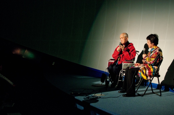 永さんと内藤さんが続けた「いのちの旅」。対談では医療のみならず政治、教育などさまざまな切り口からいのちを見つめました(2012年4月、甲府市。内藤さん提供)