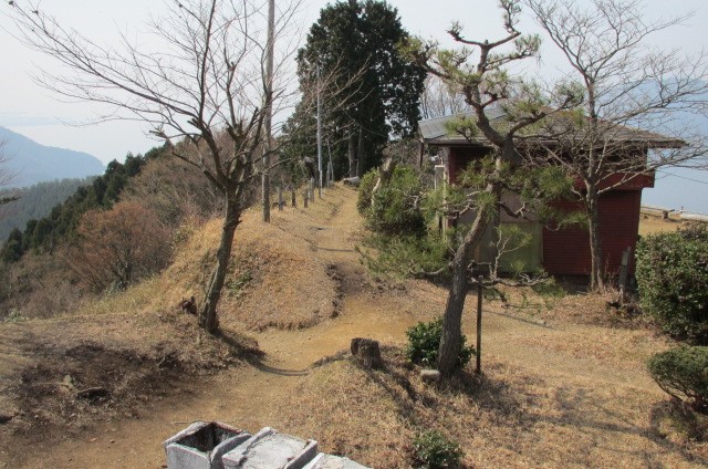 土塁も見受けられる山頂
