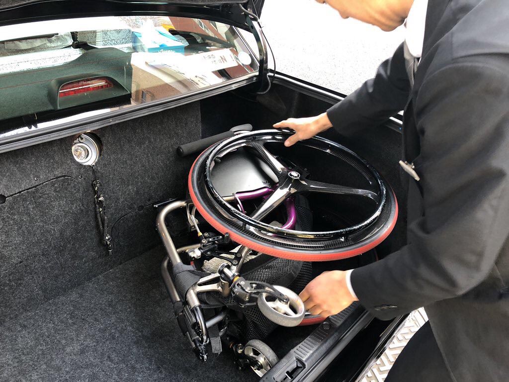 車いすはトランクに入ります。トランクを閉めるためには、車いすのハンドグリップをトランク右奥のくぼみに収めるのがコツです。
