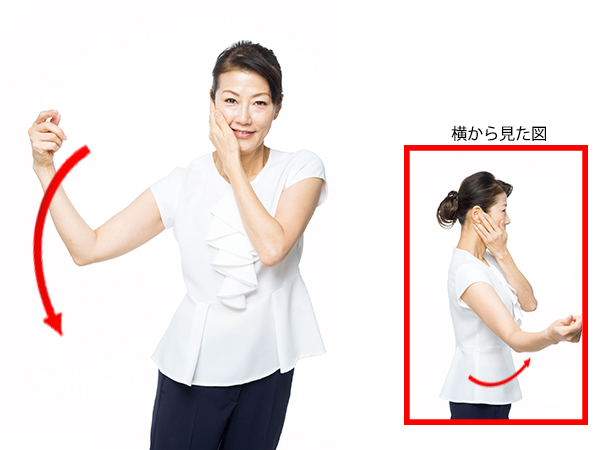 耳に当てた手で振動を感じながら、手を肩の高さまで上げ、前に振り下ろします。(4回×2セット)