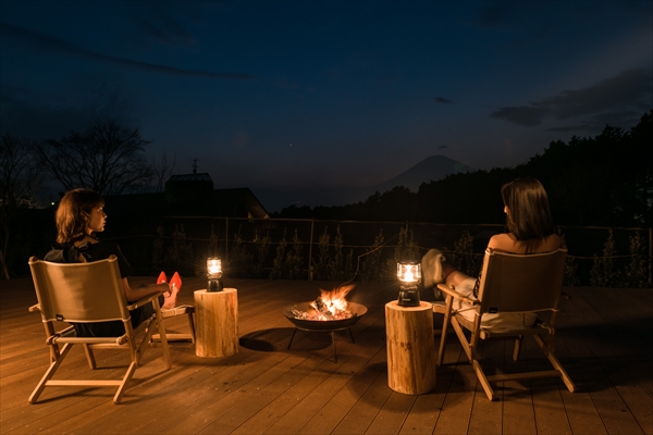 たき火の柔らかな明かりと夜景も楽しめる