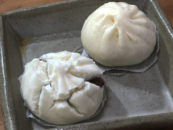 肉まん、チャーシューマンともに1個100円 持ち帰り10個1000円