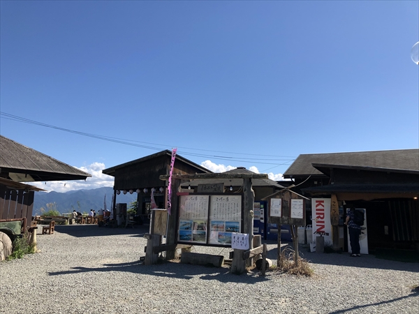 絶景をバックに趣深い建物がちらほら