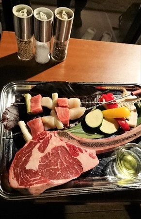 骨付き牛肉はボリュームたっぷりでした