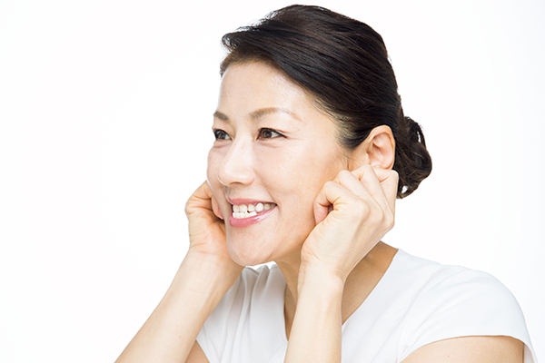 2.耳たぶをつまんだまま、「いー」と下あごを前に突き出します。