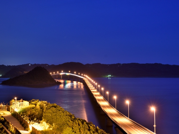 夜の角島大橋。照明も景観を配慮した造り