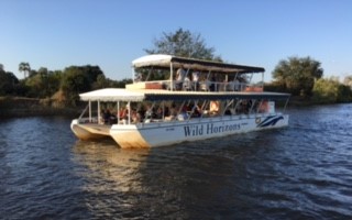 チョベ国立公園でのボートサファリ