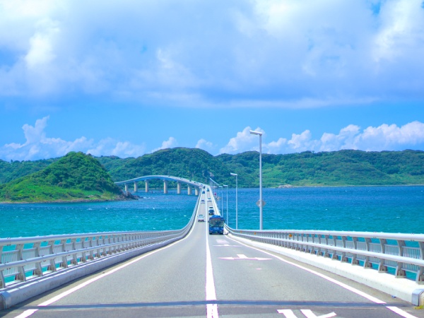 目線によっては海上を滑っているような感覚に。自転車や徒歩でも渡れます。