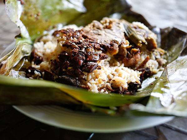 植民地時代に伝わったオランダのお弁当「ランプライス」ご飯とおかずをバナナリーフに包んで加熱する