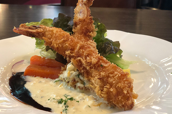 エビフライがソースのおかげでしっかりフランス料理に!
