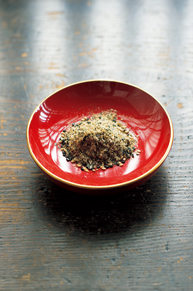 「だし」を取った後のだしがらは、フライパンで炒ってミキサーにかけて、ゴマ・焼きのりを加えて自家製のふりかけに。