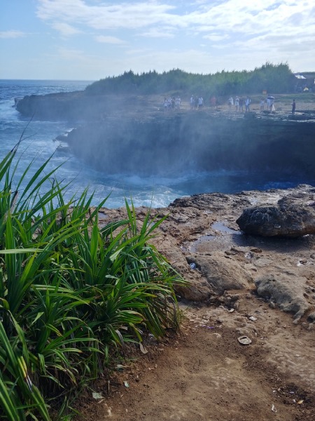 悪魔の涙と言われるデビルズティアーズ。荒岩に打ち付けられた波しぶきが飛び散る光景は相当な迫力です