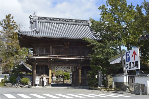 1番札所の霊山寺。お遍路に必要な持ち物はここでも購入できます
