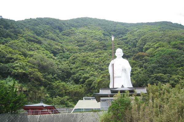 室戸青年大師像。弘法大師・空海が修行したと言われる室戸岬に建つ