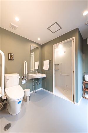 バリアフリー構造できれいなトイレが利用できる