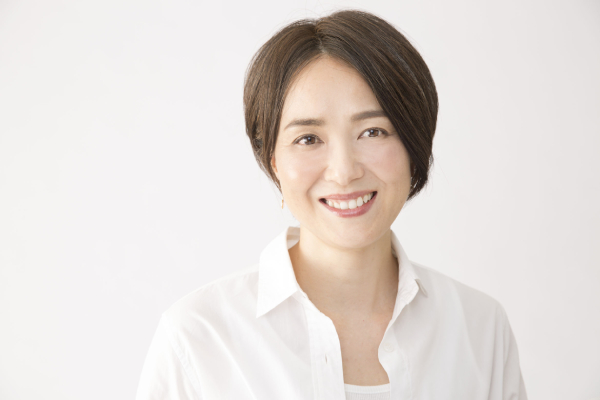 明るい色の服は「レフ板効果」で肌色がきれいに見えます