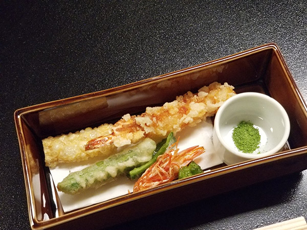 衣におかきを用いて香ばしい、油物。抹茶塩でいただきます