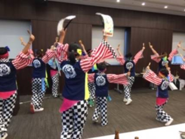 夜の親睦会で地元岡山の踊りが披露されました