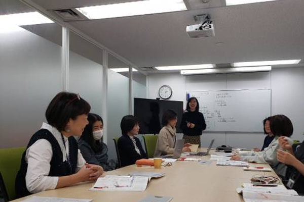ふだんの企画会議の様子。会議のとき以上に(?)おやつ談義は盛り上がります。