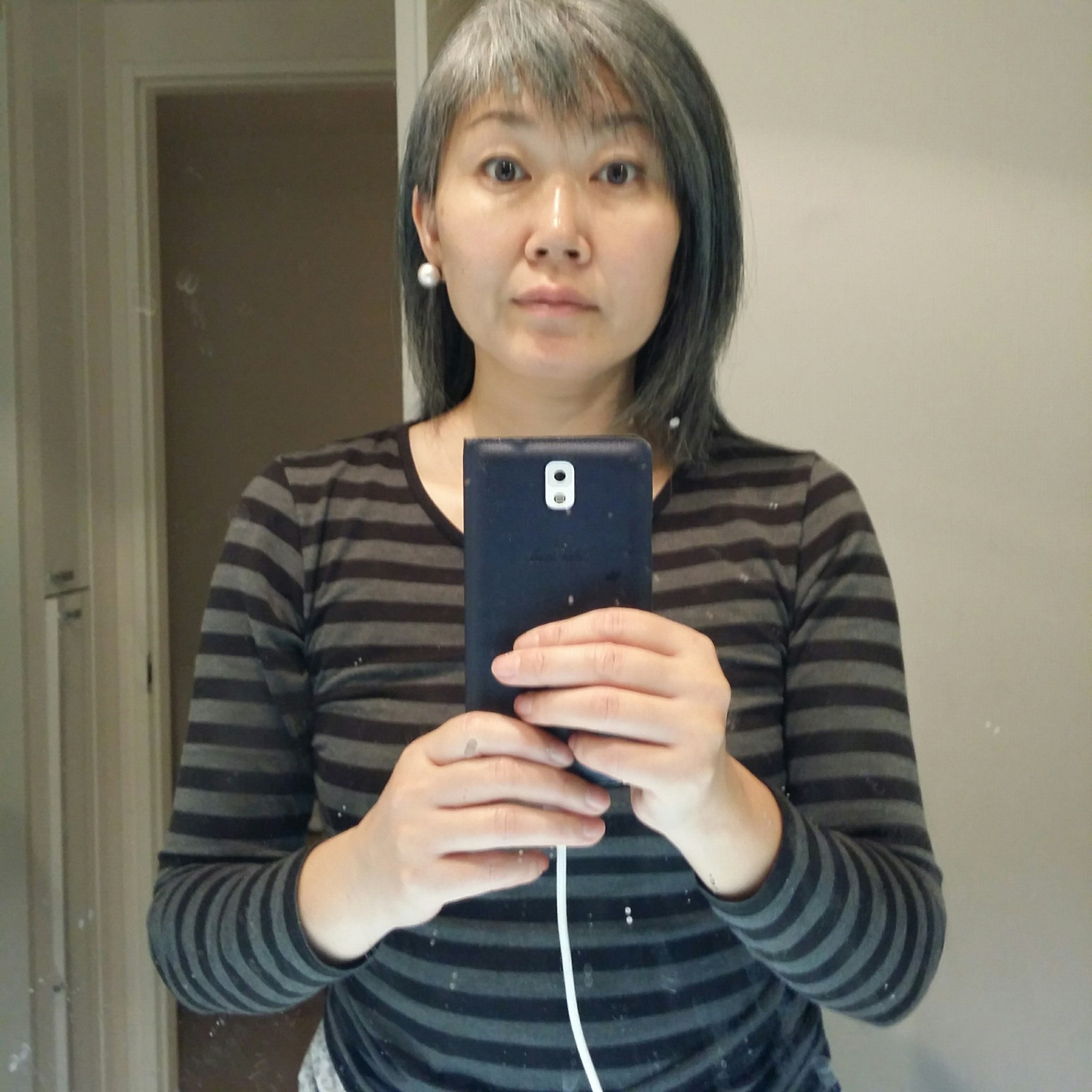 グレイヘア移行中のグラデーションヘア時代(山中さん提供)